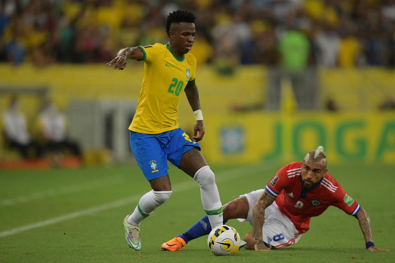 Chile's Arturo Vidal and Brazil's Vinicius Junior (L) vie for the ball during their South American qualification football match for the FIFA World Cup Qatar 2022 at Maracana Stadium in Rio de Janeiro, Brazil, on March 24, 2022. (Photo by CARL DE SOUZA / AFP) (Photo by CARL DE SOUZA/AFP via Getty Images)